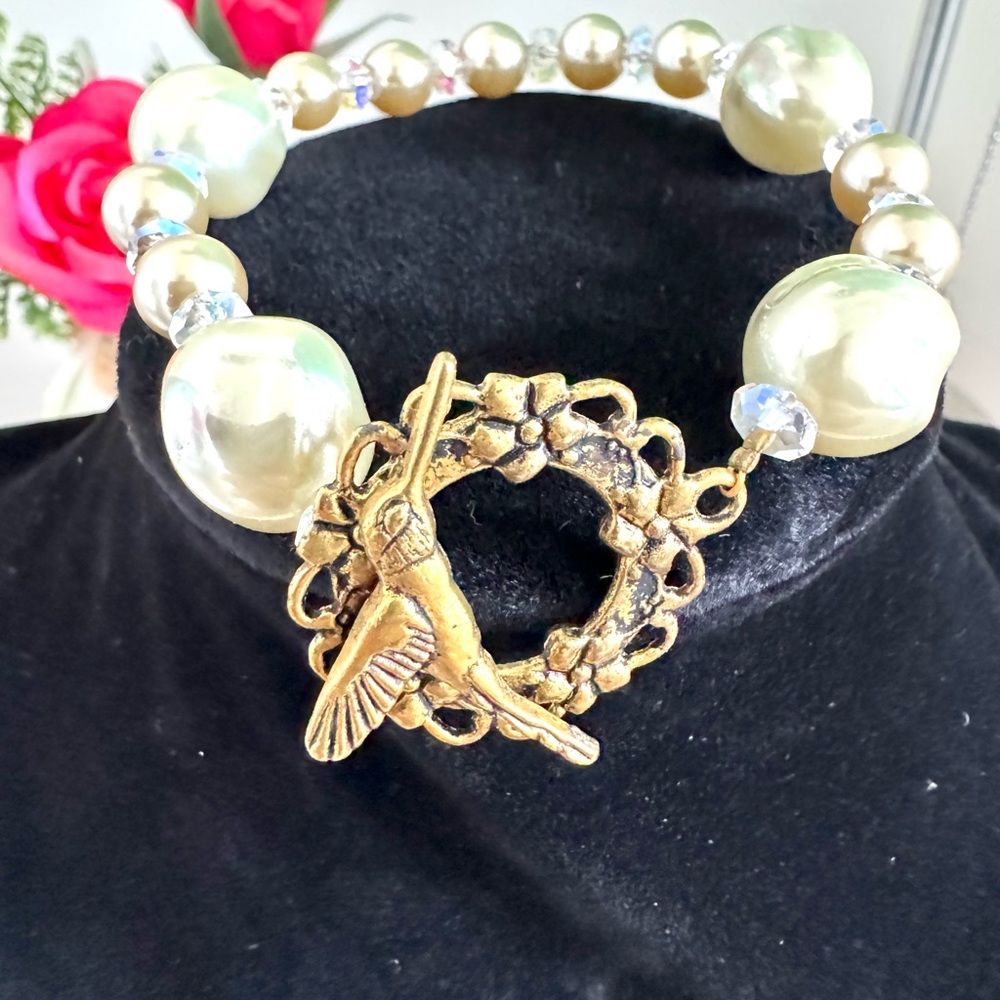 Vintage-Inspired Pearl Beaded Bracelet with Bronze Hummingbird Toggle Clasp